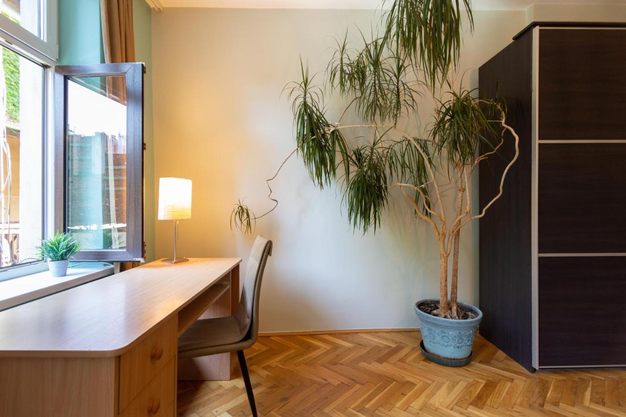 Spacious, Central & Artistic W/Brand New Bathroom! クラクフ エクステリア 写真