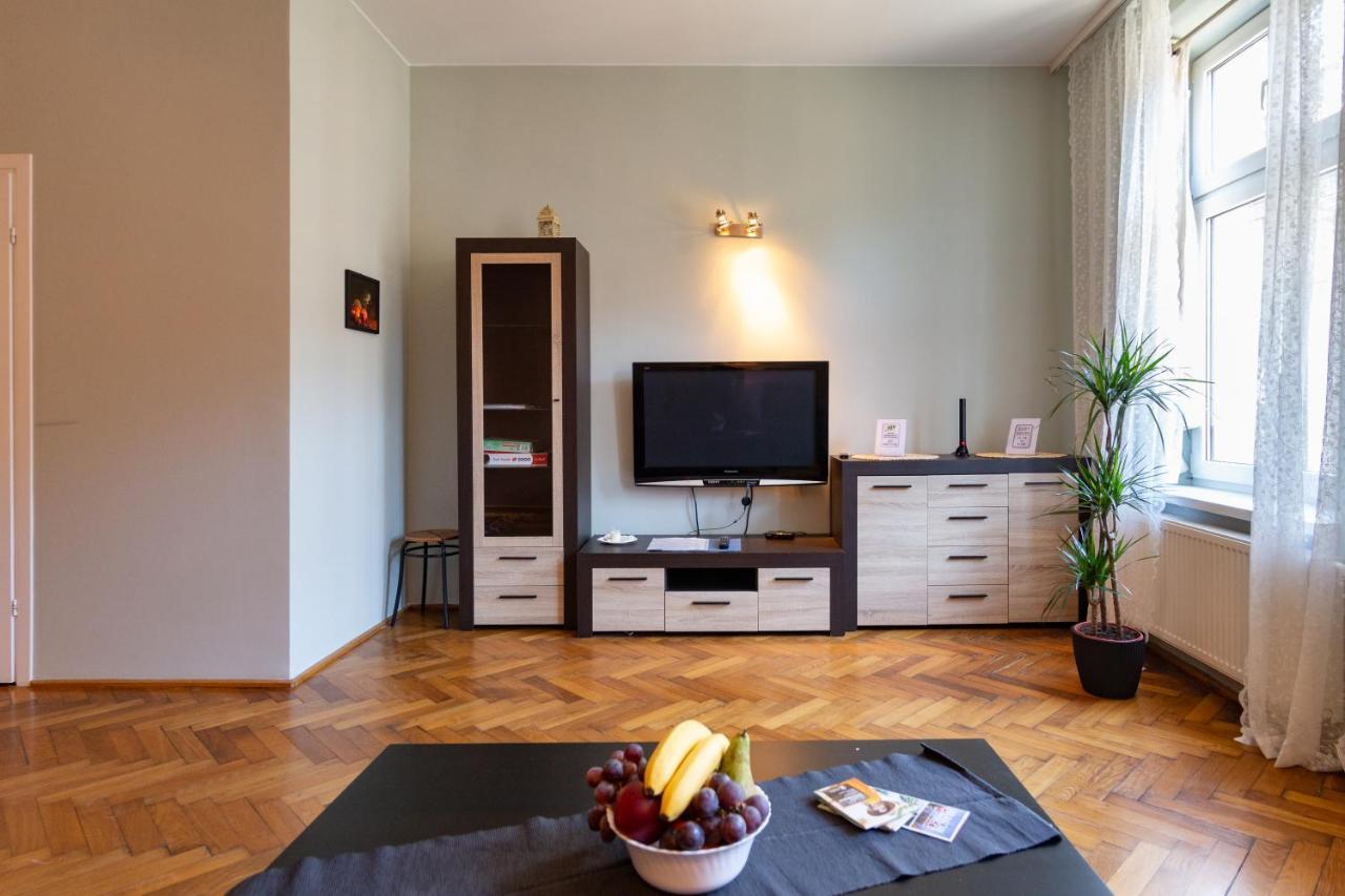 Spacious, Central & Artistic W/Brand New Bathroom! クラクフ エクステリア 写真