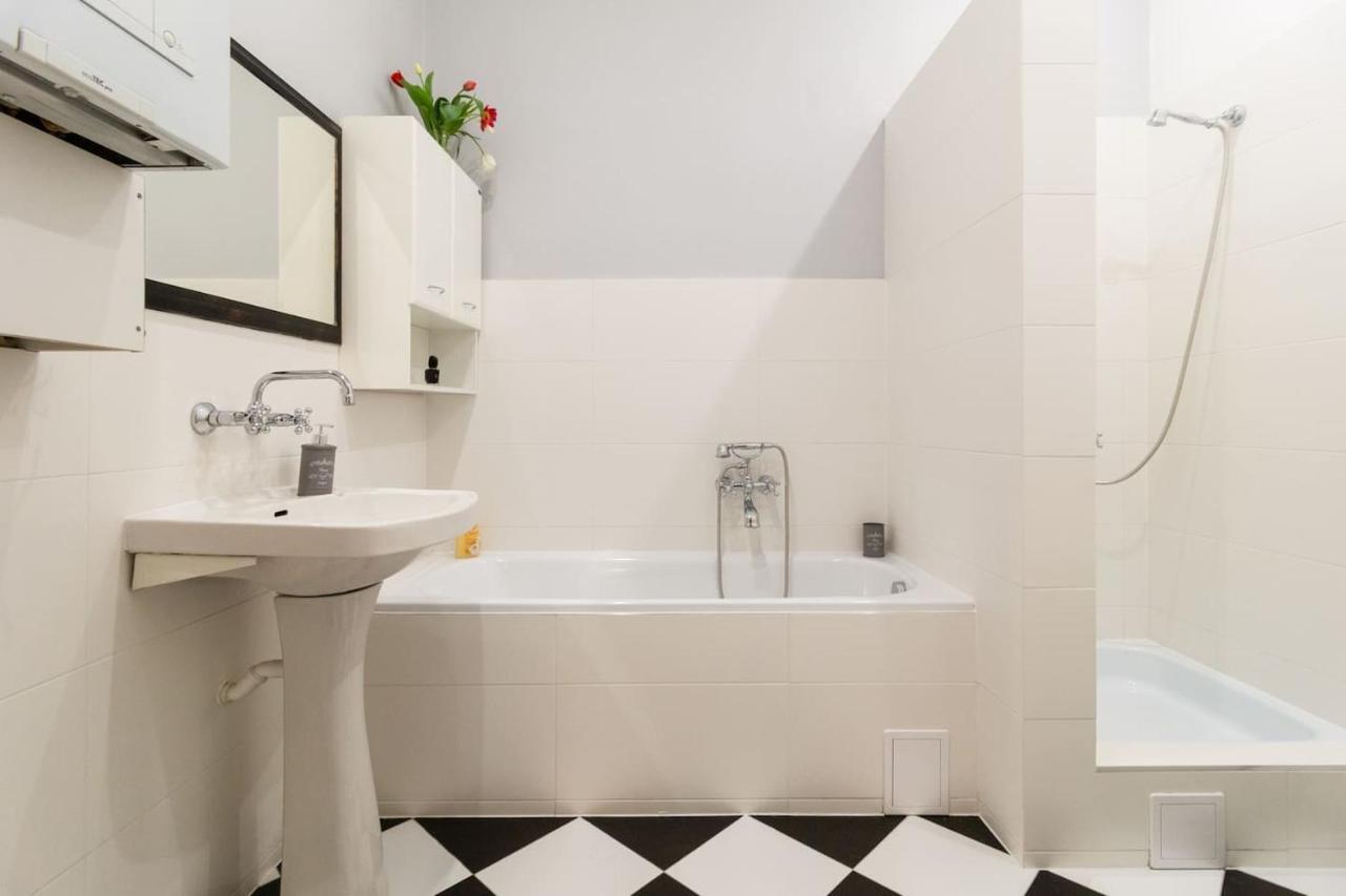 Spacious, Central & Artistic W/Brand New Bathroom! クラクフ エクステリア 写真