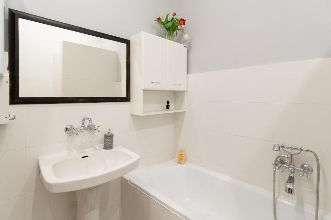 Spacious, Central & Artistic W/Brand New Bathroom! クラクフ エクステリア 写真