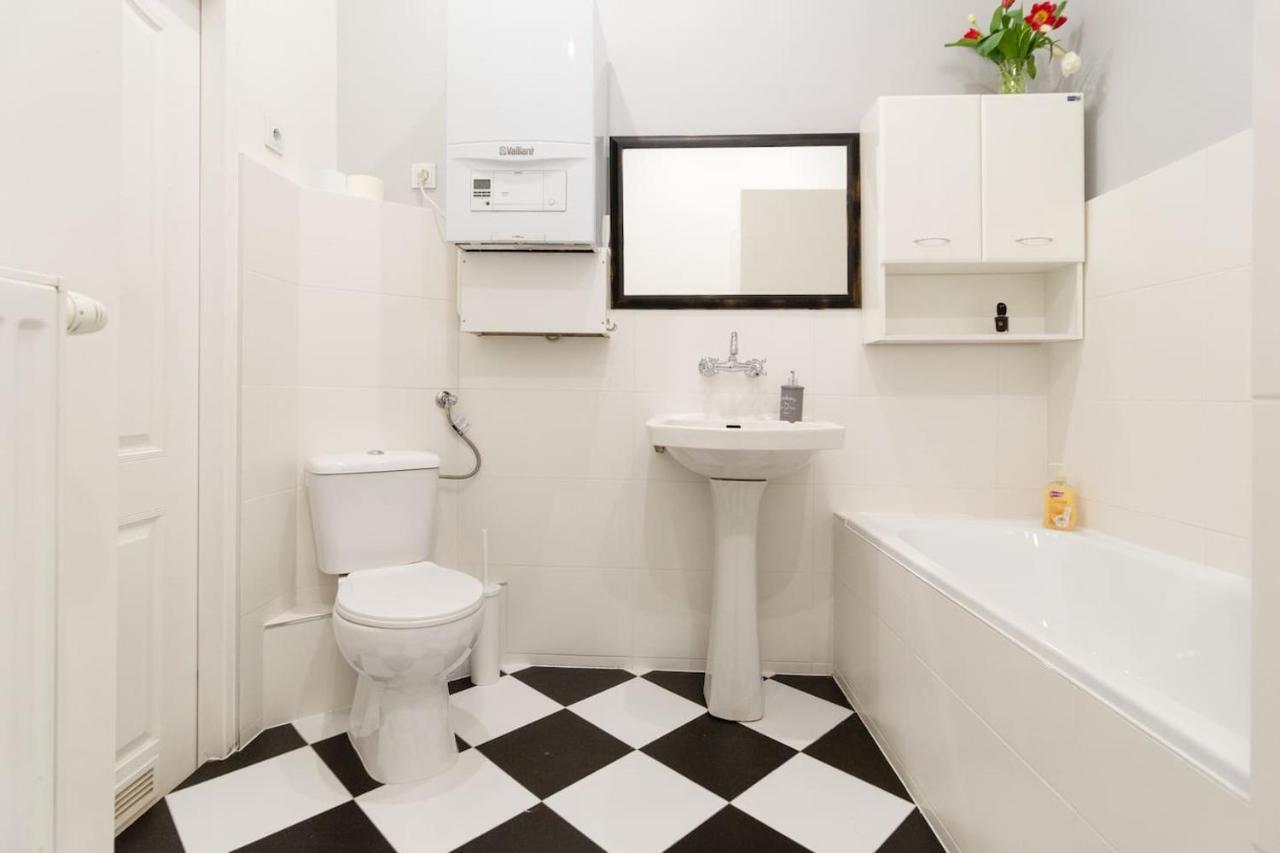 Spacious, Central & Artistic W/Brand New Bathroom! クラクフ エクステリア 写真